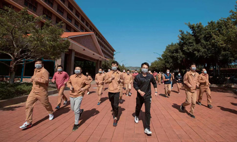 组织“跑在阳光下，跑进健柯凤”体育活动